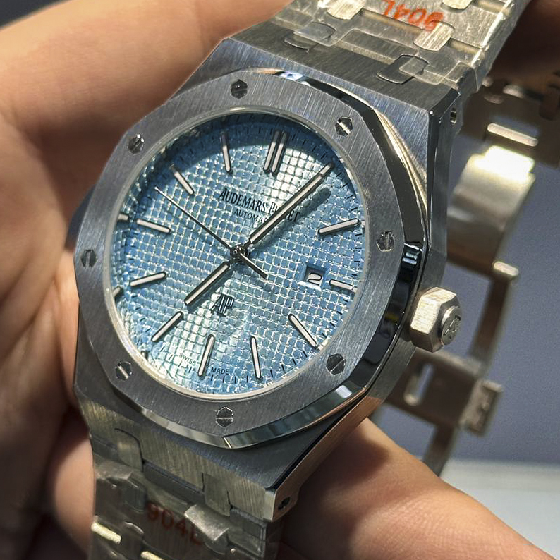 ساعت ای پی رویال اوک آبی یخی مدل  Ap Royal Oak Ice blue FW0058