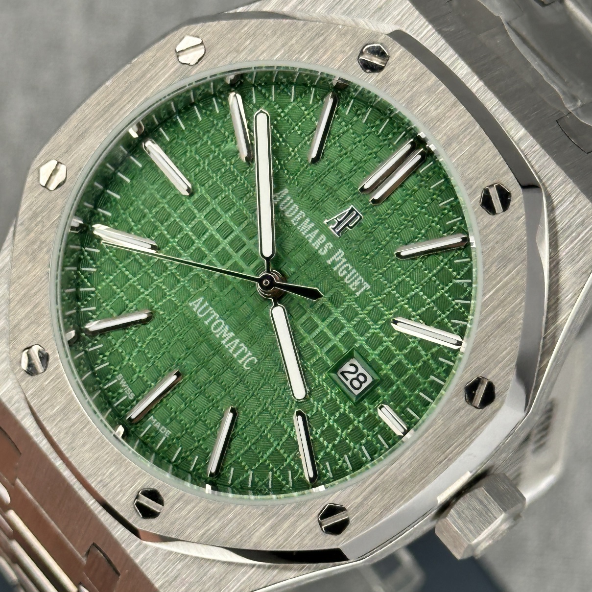 ساعت اودمار پیگه رویال اوک صفحه سبز مدل  Ap Royal Oak FW0058